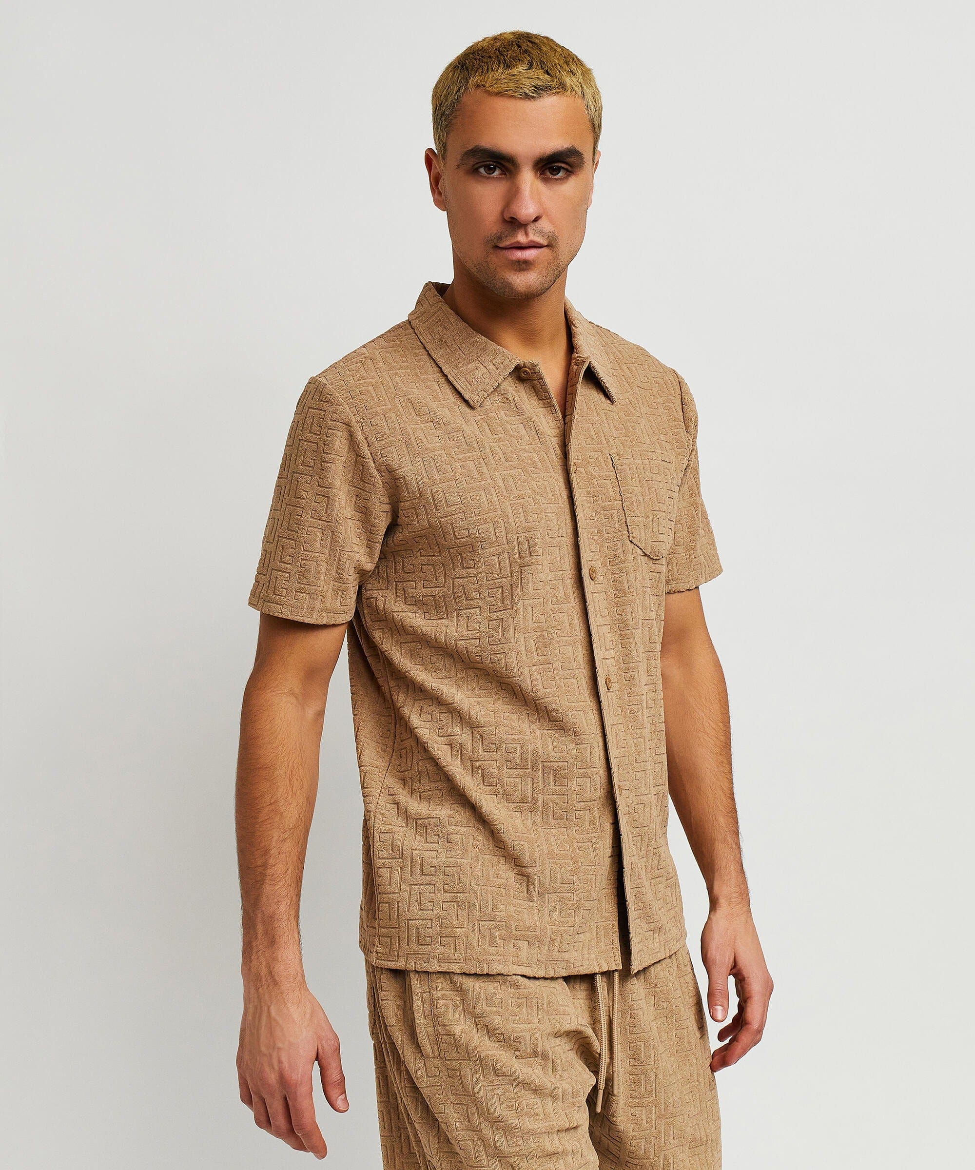 Towel Short Sleeve Embossed Pattern Button Down Shirt - Rust